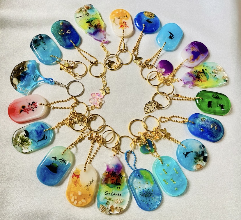 A circle of teardrop resin guest keepsake keychains
