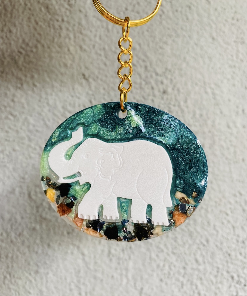 Golden elephant family plaque — handcrafted resin art by Resin Gallery by Suu