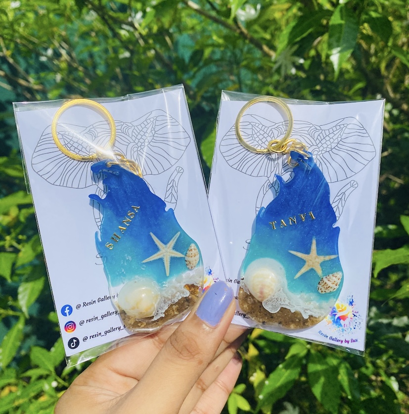 Ocean-themed resin wedding favour keychains with tags