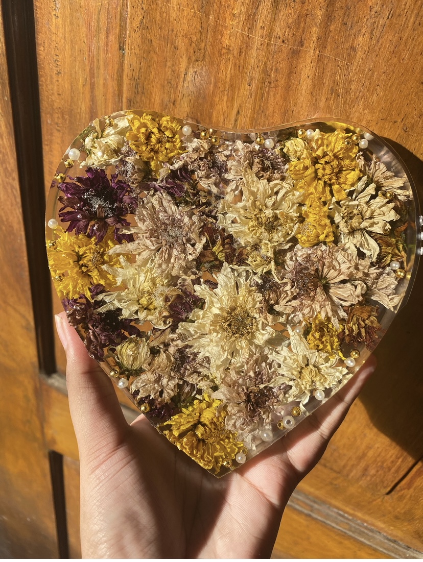 Heart dried-flower keepsake — handcrafted resin art by Resin Gallery by Suu